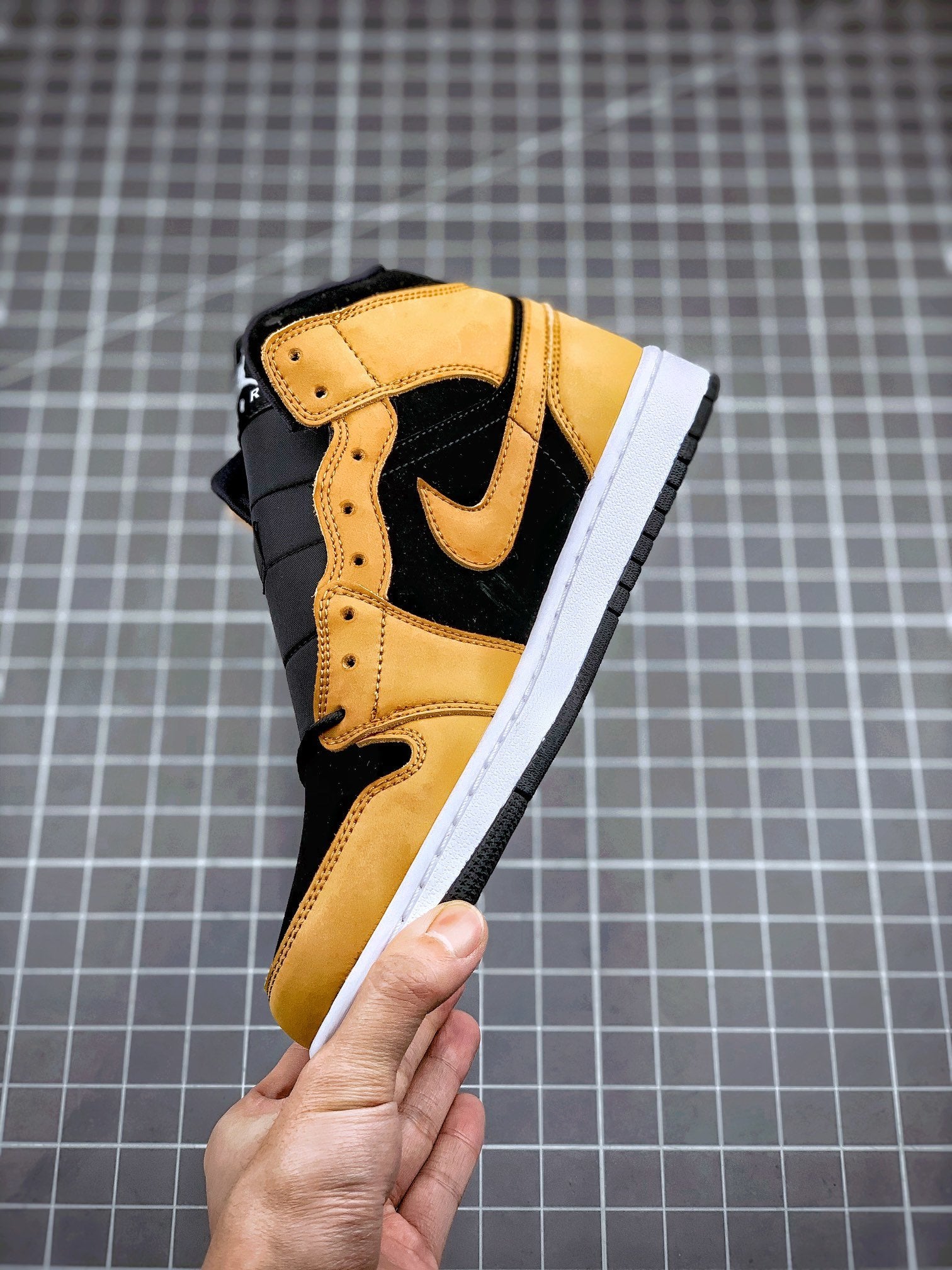 AIR JORDAN 1 MID SE DESERT OCHRE/DESERT OCHRE/BLACK