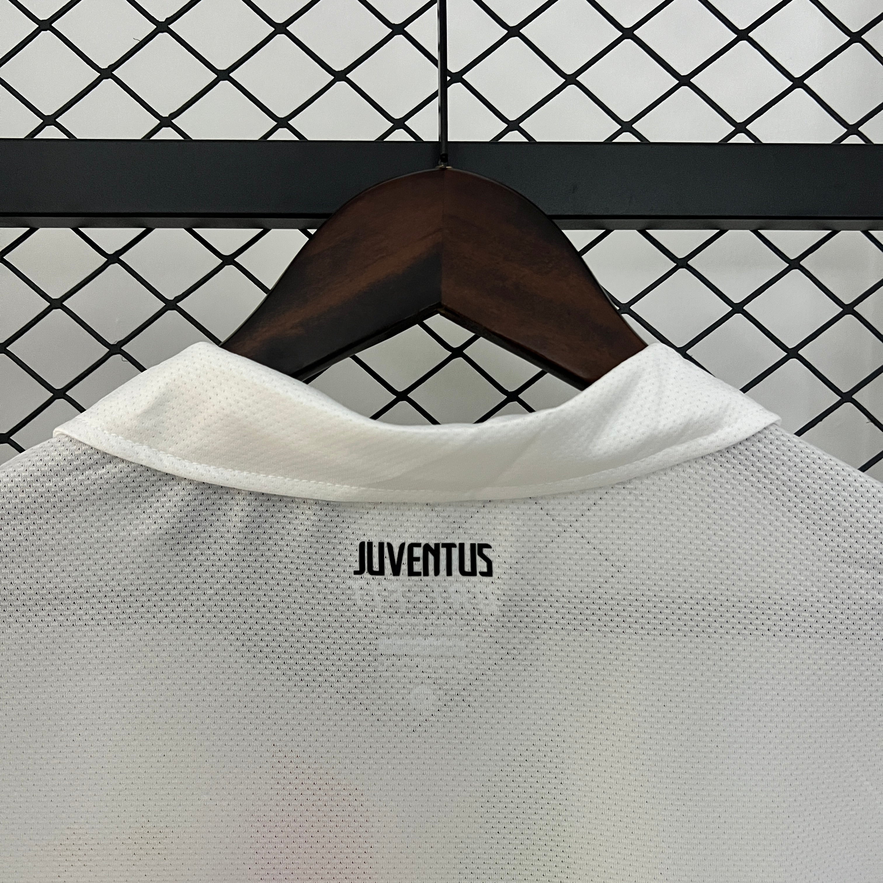 Juventus Away - 10/11 Vintage