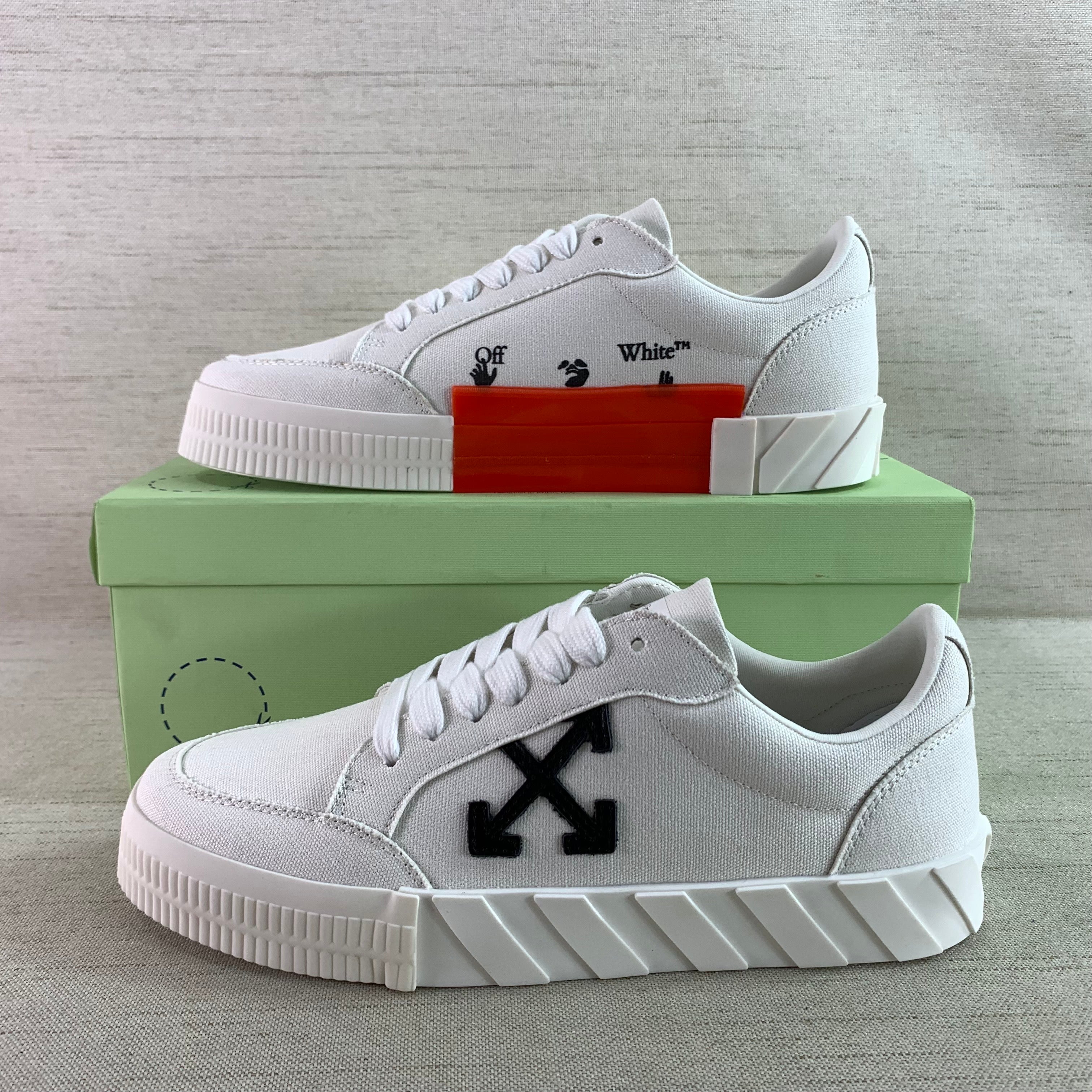 Off-White Sneaker